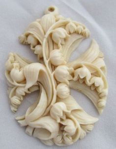 Broșă victoriană din fildeș sculptat