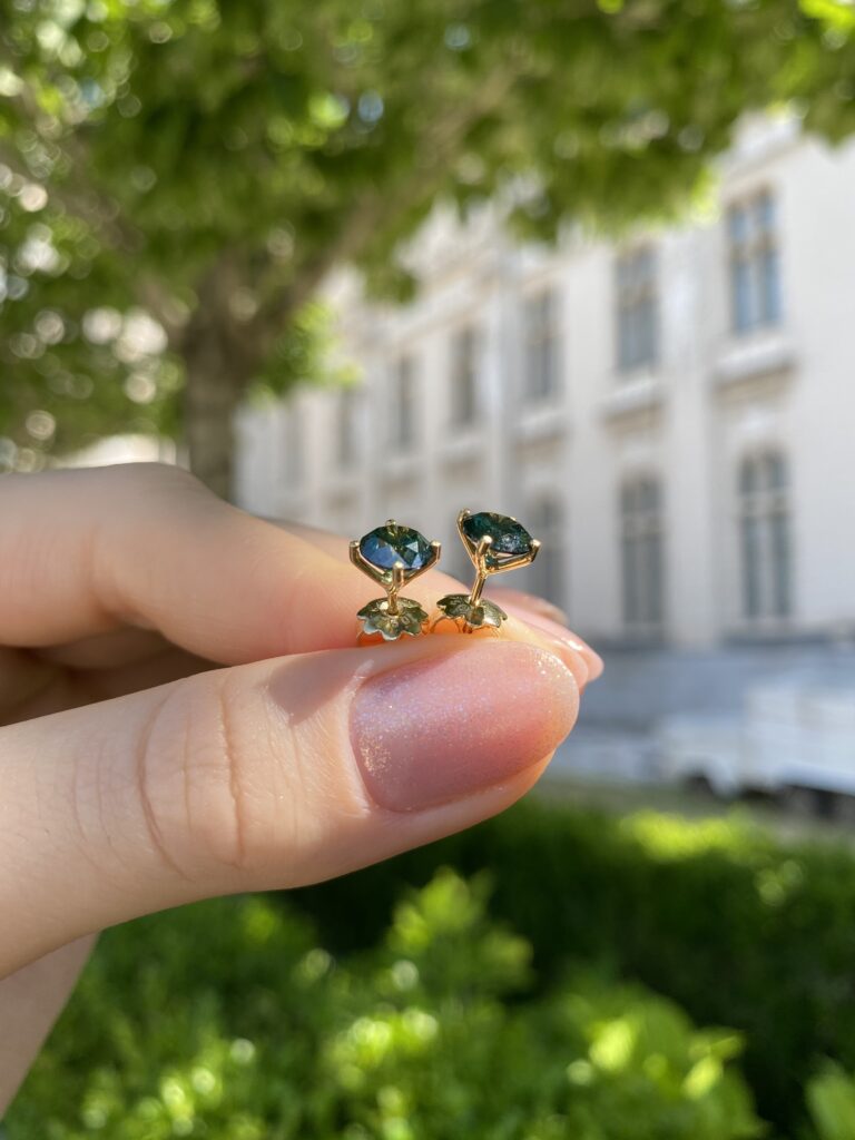 Cercei stud din aur de 18k cu diamante naturale de culoare verde-albastrui