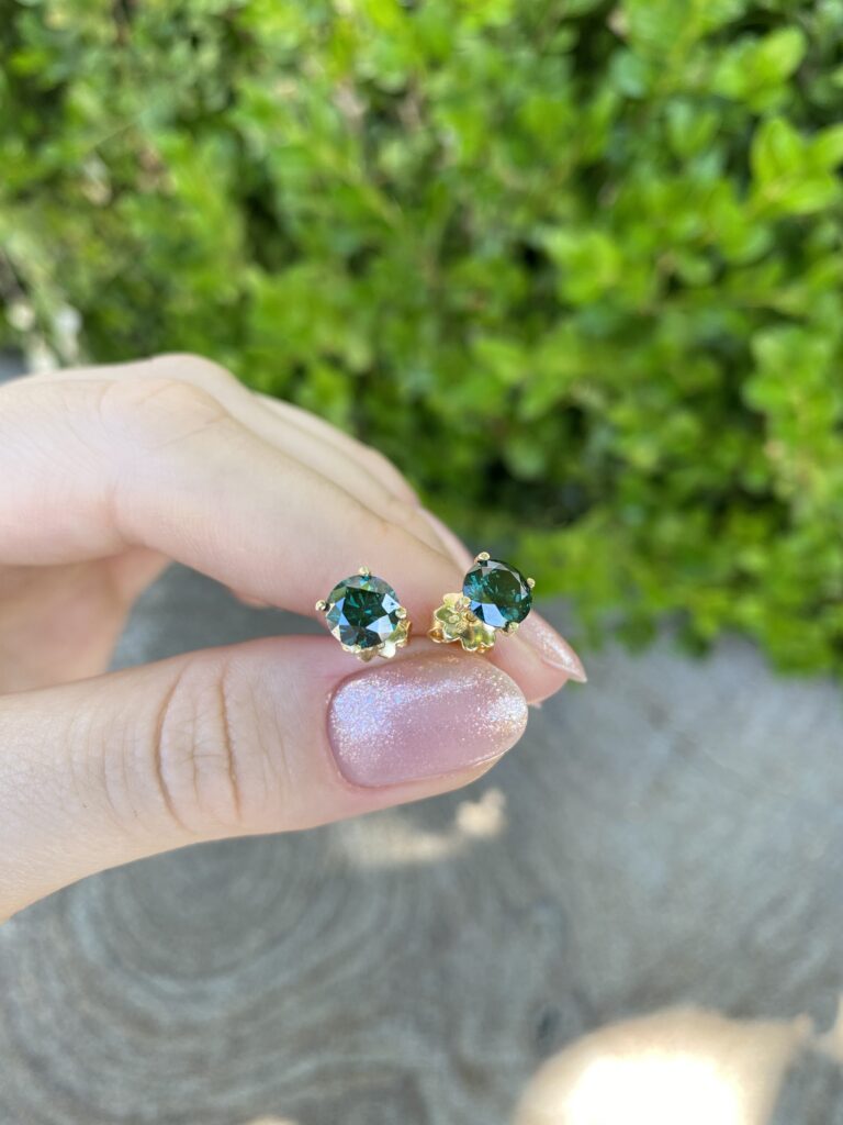 Cercei stud din aur de 18k cu diamante naturale de culoare verde-albastrui
