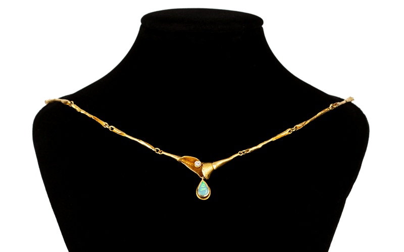 coliere din opal 