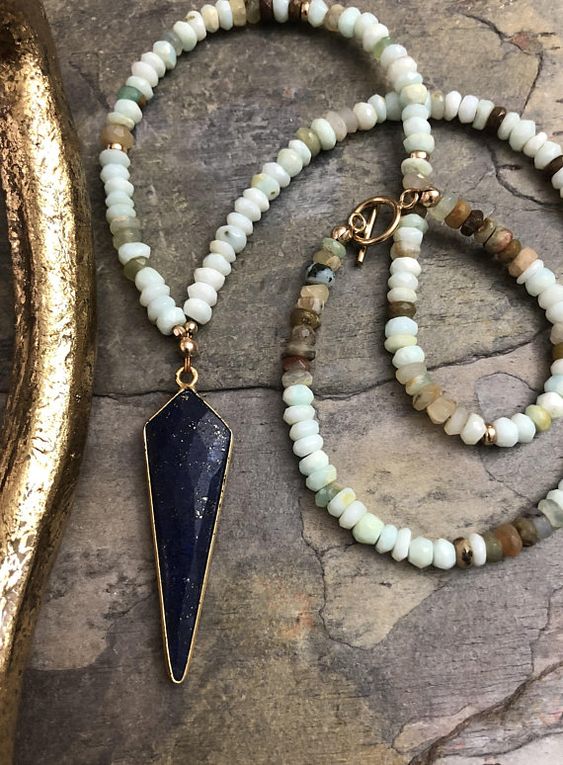 coliere din opal