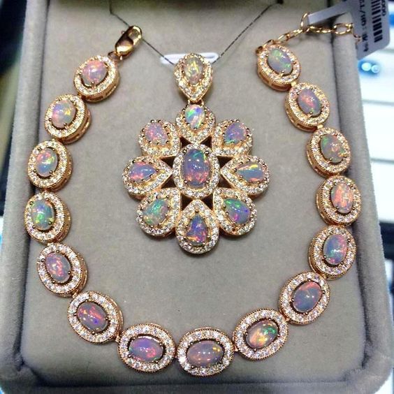 coliere din opal