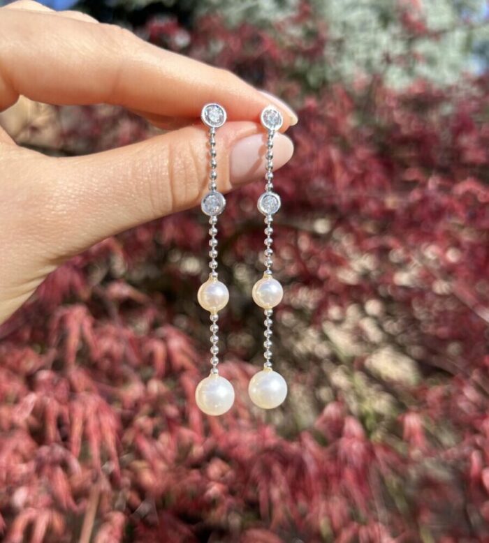 Cercei lungi din aur alb de 18k cu perle si diamante naturale 1.6ct