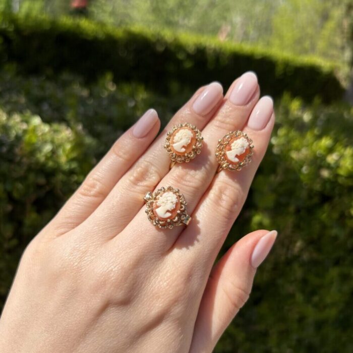 Set vintage din aur de 18k si camee sculptate