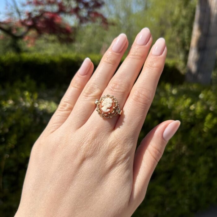 Set vintage din aur de 18k si camee sculptate