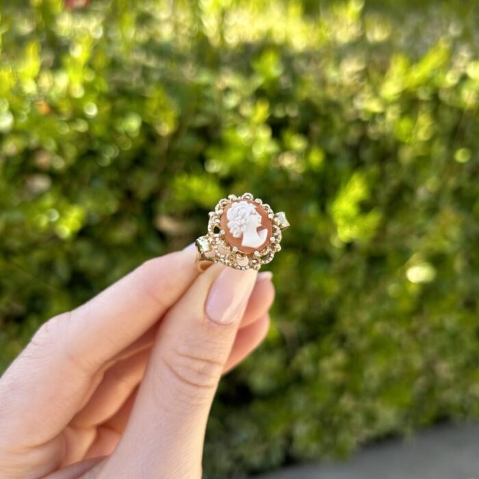Set vintage din aur de 18k si camee sculptate