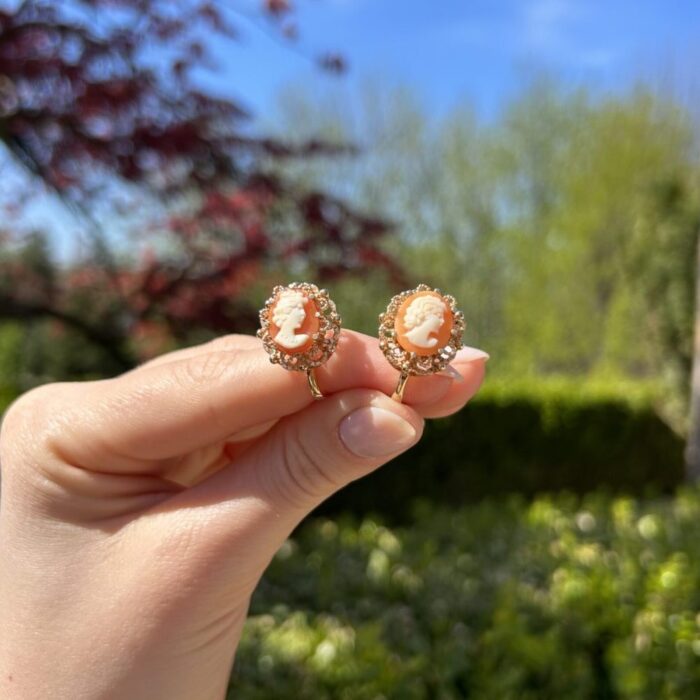 Set vintage din aur de 18k si camee sculptate