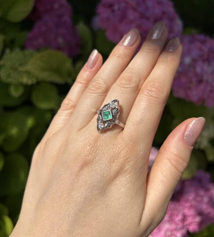 Inel Art Deco din aur alb de 18k cu smarald si diamante naturale
