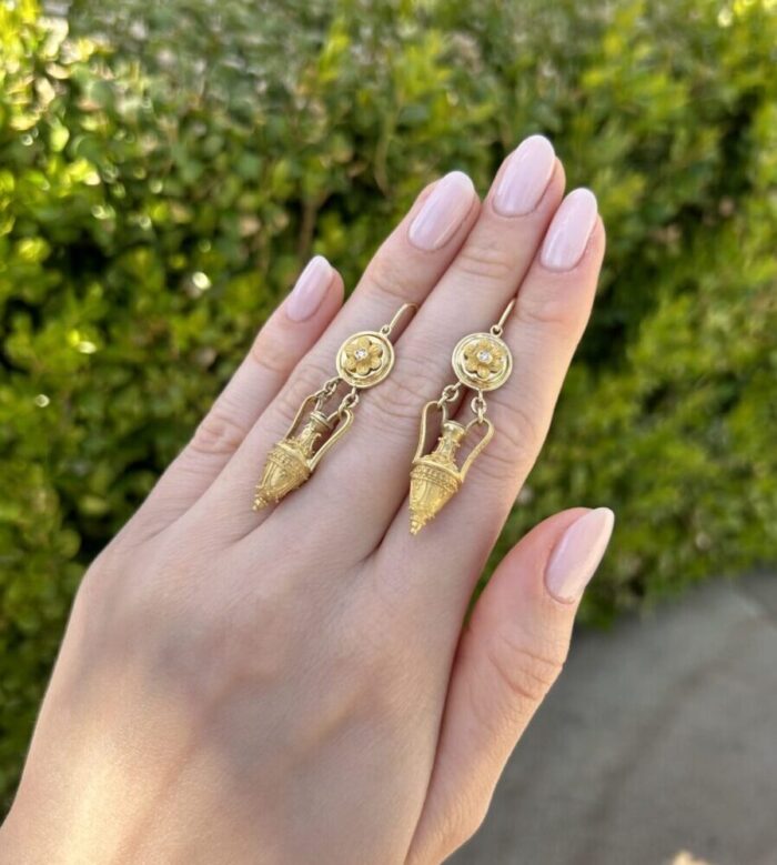 Cercei vintage cu anfora din aur de 18k si diamante naturale