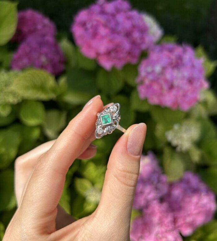 Inel Art Deco din aur alb de 18k cu smarald si diamante naturale