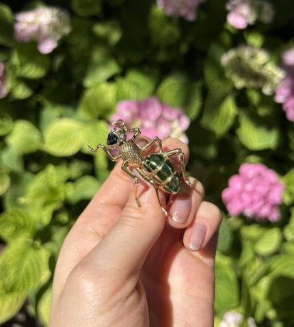 Brosa vintage din aur de 18k, email, safir si diamante naturale