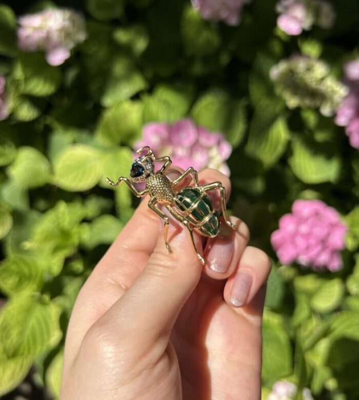 Brosa vintage din aur de 18k, email, safir si diamante naturale
