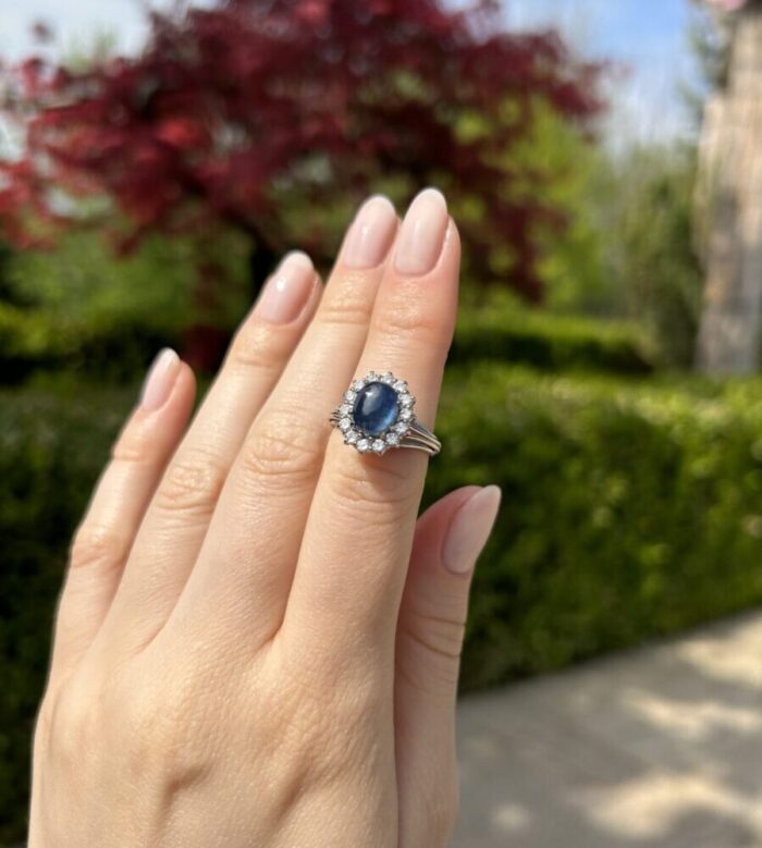 Inel vintage din aur alb de 18k cu safir si diamante naturale
