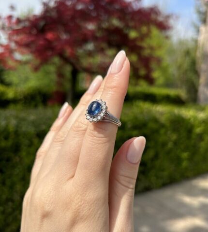 Inel vintage din aur alb de 18k cu safir si diamante naturale