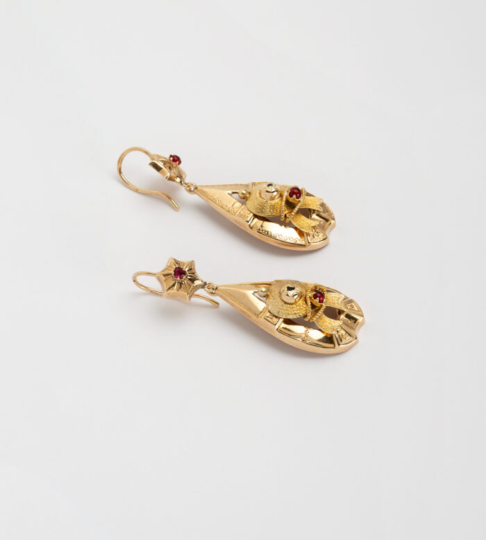 Cercei lungi victorieni din aur de 14k