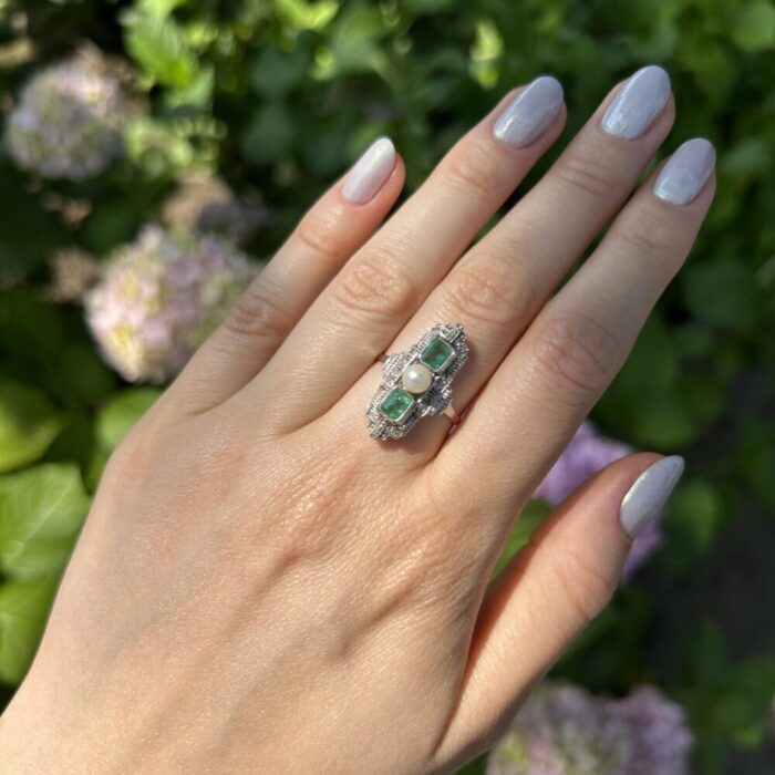 Inel autentic Art Deco din aur de 14k si platina cu perluta, smaralde si diamante naturale