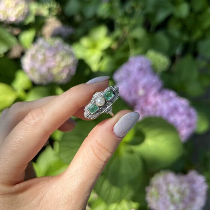 Inel autentic Art Deco din aur de 14k si platina cu perluta, smaralde si diamante naturale