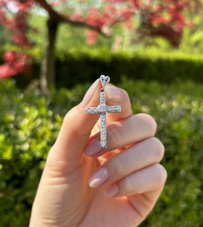 Cruciulita vintage din aur alb de 18k cu diamante naturale