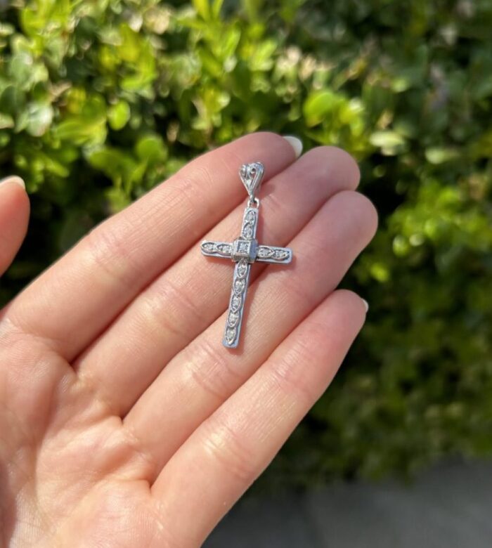 Cruciulita vintage din aur alb de 18k cu diamante naturale