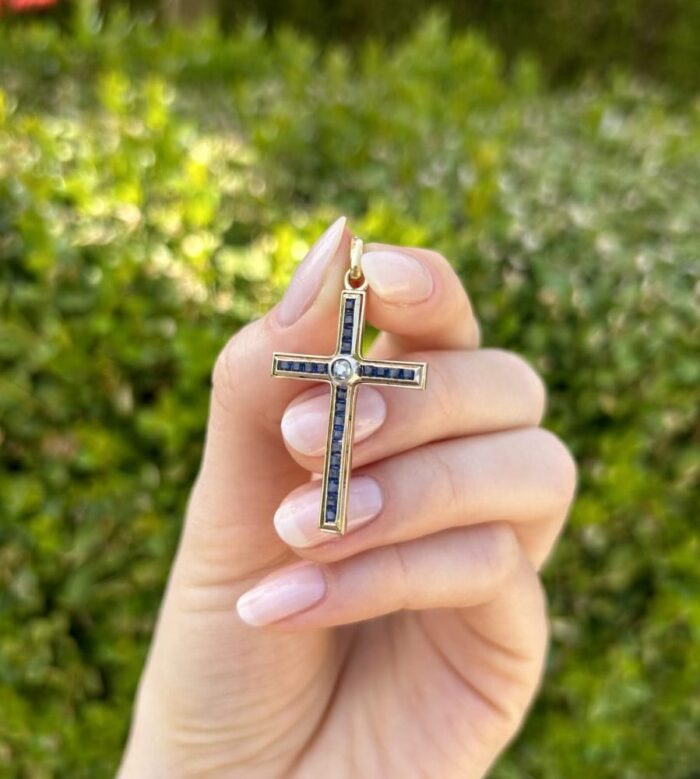 Cruciulita vintage din aur galben de 18k cu diamant natural si cristale albastre