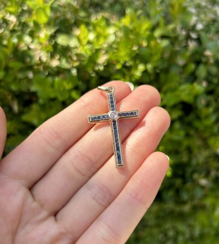 Cruciulita vintage din aur galben de 18k cu diamant natural si cristale albastre