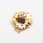 Brosa vintage lucrata manual din aur de 18k cu lapis lazuli 