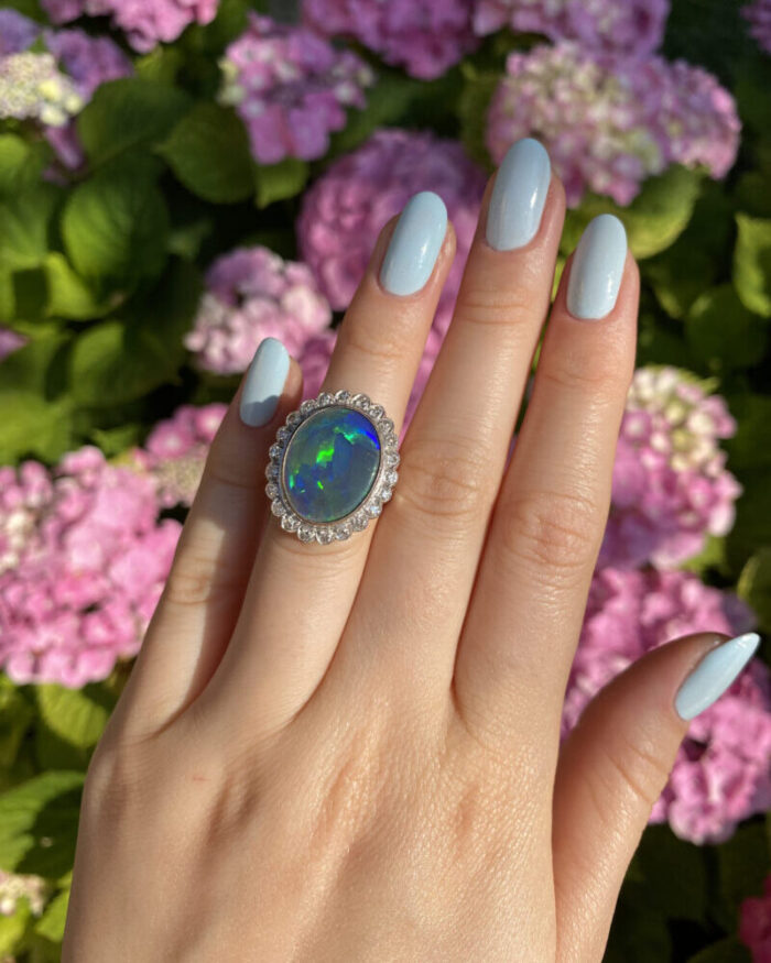 Inel din aur alb de 18k cu opal natural si diamante