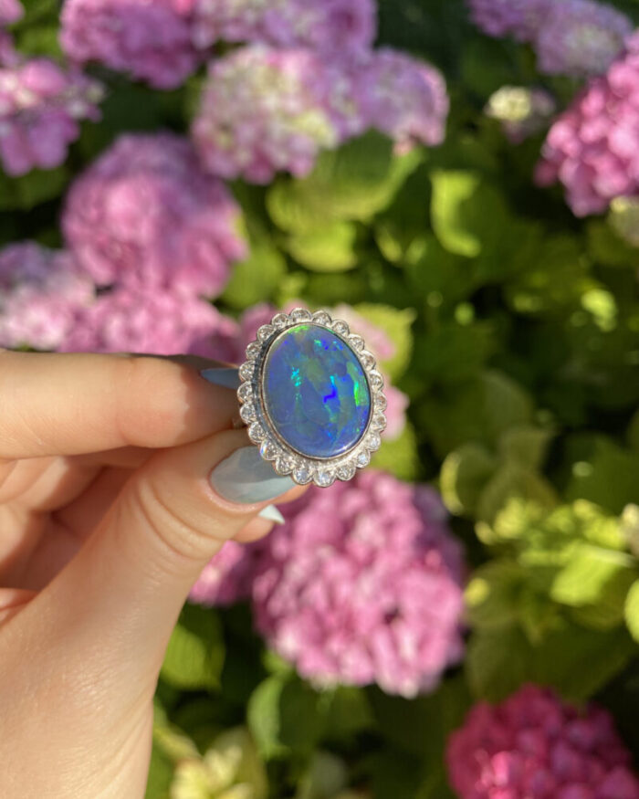 Inel din aur alb de 18k cu opal natural si diamante