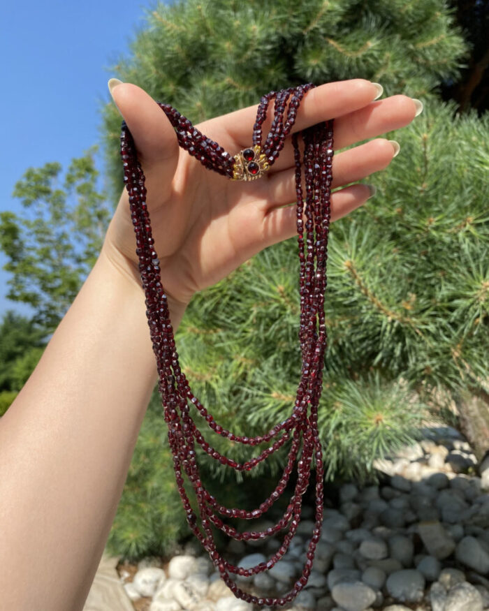 Colier vintage cu granate naturale si cheita din aur de 14k