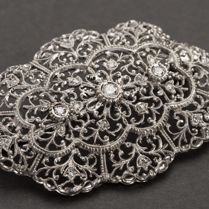 Brosa vintage din aur alb de 18k cu diamante naturale