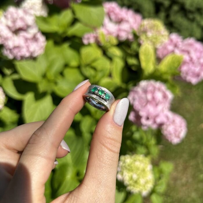 Inel din aur alb de 18k cu smaralde naturale