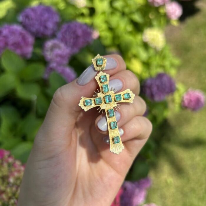 Cruciulita vintage din aur de 18k cu smaralde naturale