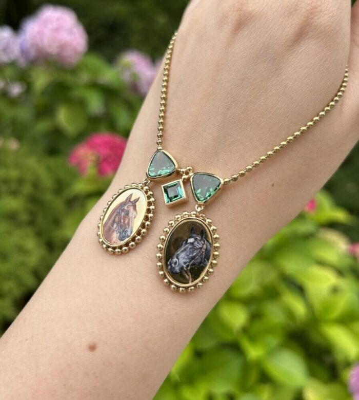 Colier vintage din aur de 14k cu pictura in email si turmalina verde