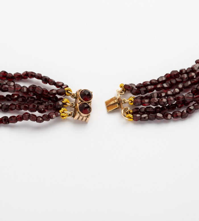 Colier vintage cu granate naturale si cheita din aur de 14k