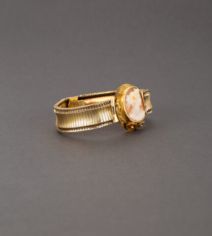 Bratara vintage din aur de 14-18k si camee sculptata
