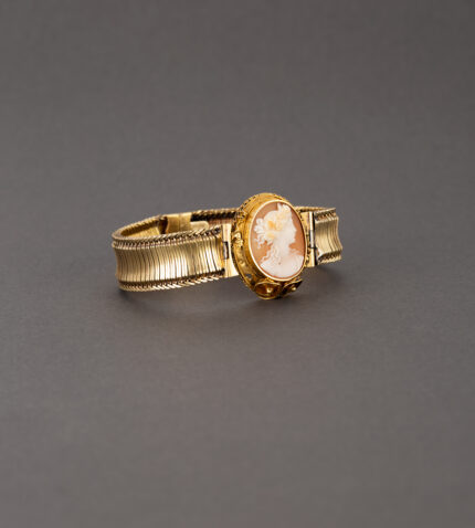Bratara vintage din aur de 14-18k si camee sculptata
