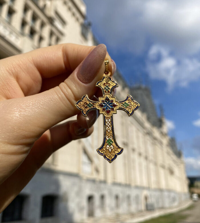 Cruciulita vintage din aur de 18k cu email