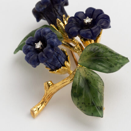 Brosa aur de 18k cu diamante si flori sculptate in ametist