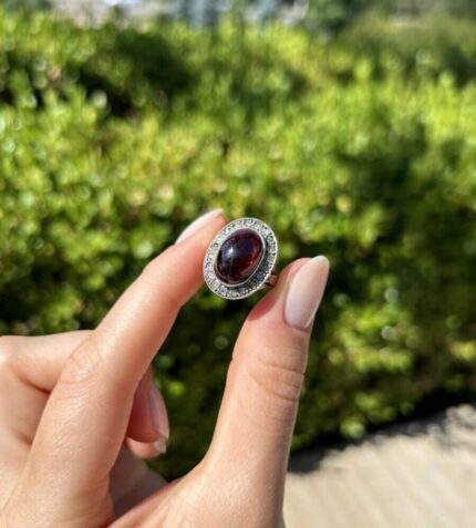 Inel vintage din aur de 18k si argint cu granat caboson si diamante naturale