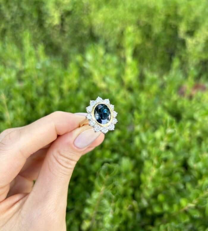 Inel din aur galben si alb de 18k cu safir si diamante naturale
