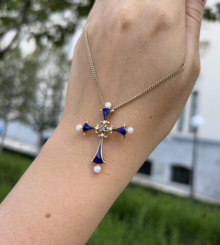Cruciulita Franclin Mint din aur de 14k cu email cobalt, safir, perlute si diamante naturale
