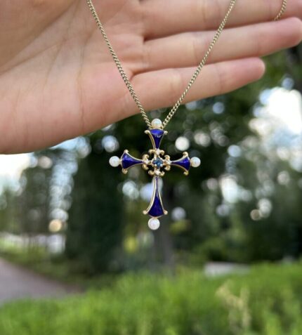 Cruciulita Franclin Mint din aur de 14k cu email cobalt, safir, perlute si diamante naturale