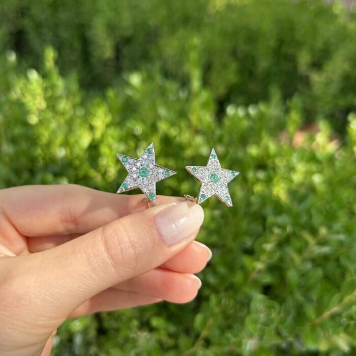 Cercei stelute din aur alb de 18k cu diamante si smaralde naturale