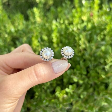Cercei clips din aur alb de 18k cu perle naturale de cultura si 30 de diamante