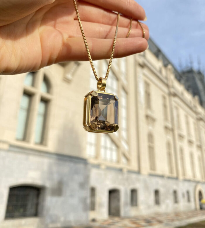 Colier din aur galben de 18k si cuart fumuriu