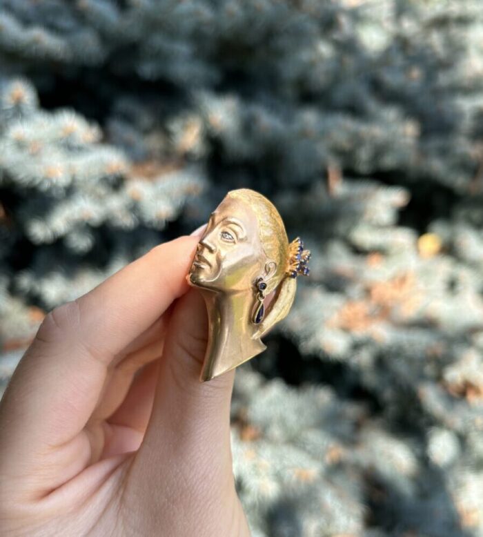 Brosa cap de femeie din aur galben de 18k cu diamant si safire