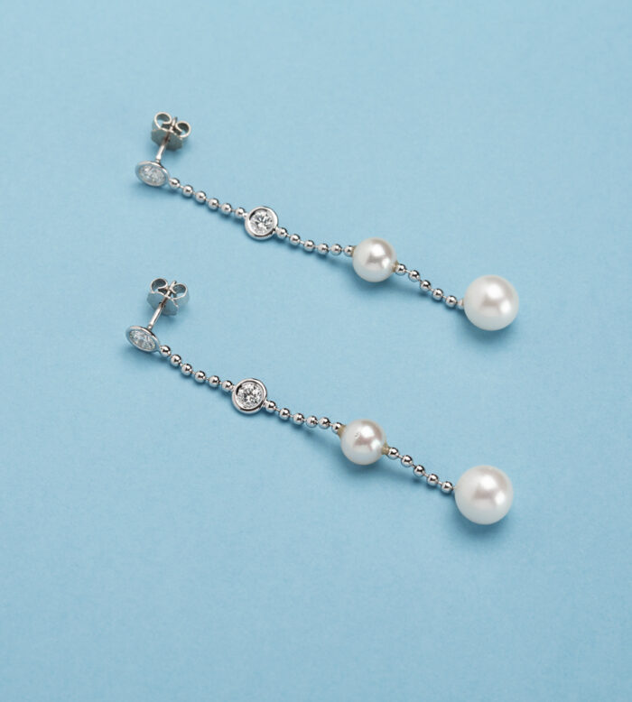 Cercei lungi din aur alb de 18k cu perle si diamante naturale 1.6ct