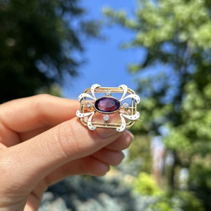 Brosa vintage din aur de 18k cu email, ametist si diamante naturale