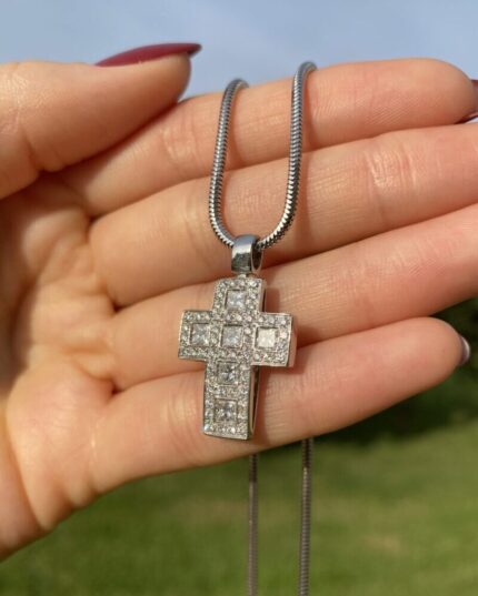 Cruciulita din aur alb de 18k cu diamante naturale 2.8ct