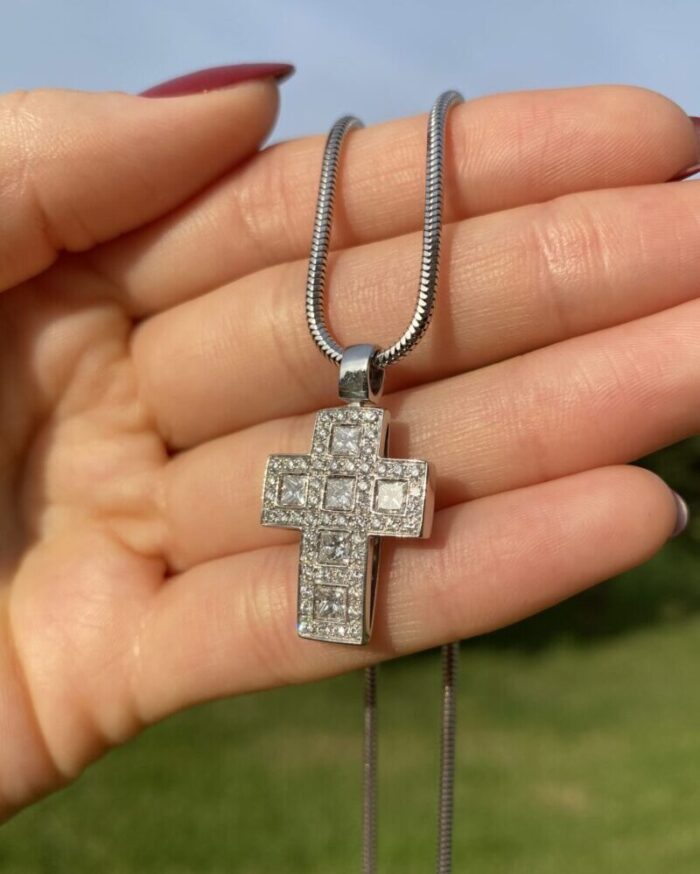 Cruciulita din aur alb de 18k cu diamante naturale 2.8ct